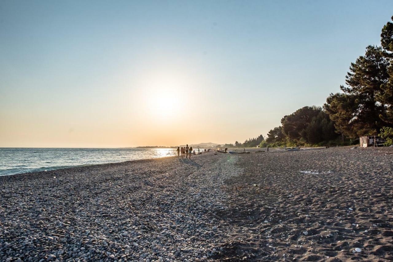 Park-Hotel Abkhazia Tsandrypsj Buitenkant foto
